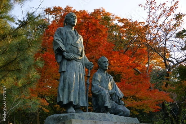 Obraz 坂本龍馬中岡慎太郎像　円山公園　京都市　紅葉