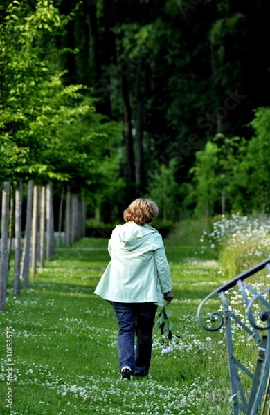 Fototapeta Femme en promenade