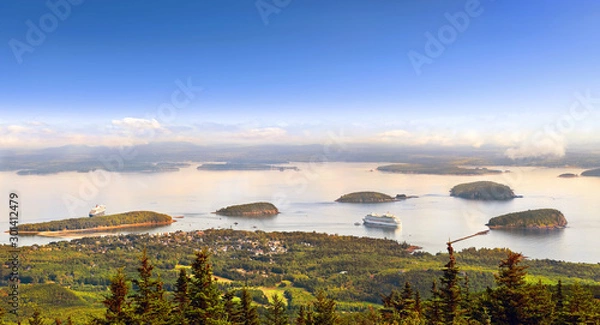 Obraz Rano panoramiczny widok na port Bar ze statkami wycieczkowymi i skupiskiem małych wysp z góry Cadillac w Parku Narodowym Acadia w stanie Maine w USA