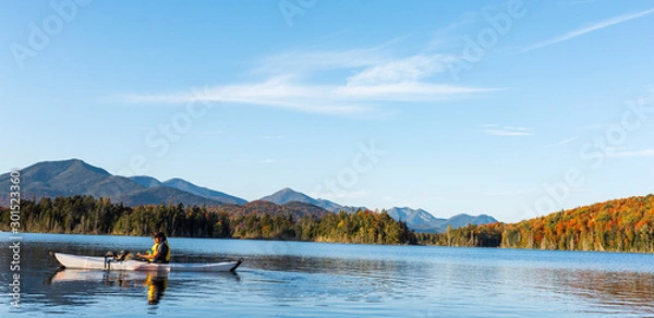 Obraz widok z boku na biały kajak na stawach Boreas w górach Adirondack