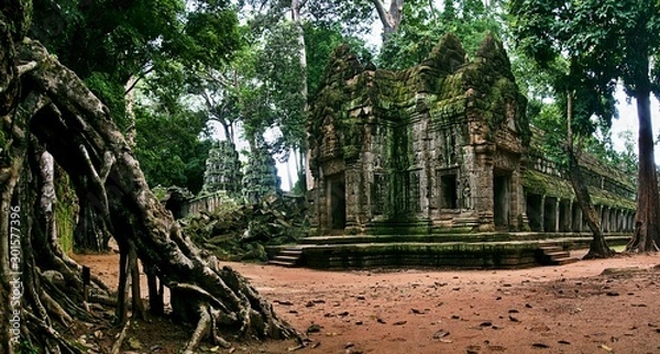 Obraz Old temple in the middle of jungle 