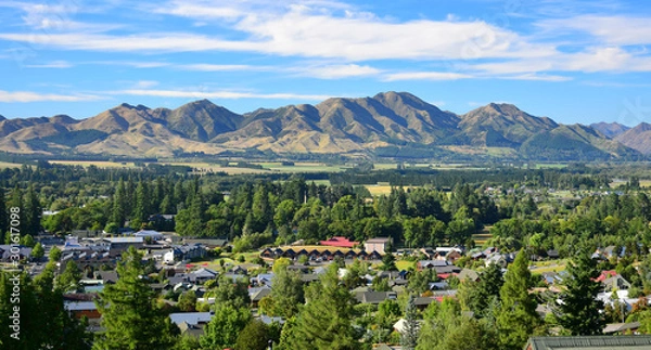 Fototapeta The small town Hanmer Springs in New Zealand with mountains in the background. Canterbury, South Island.