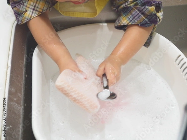 Fototapeta 初めての皿洗い