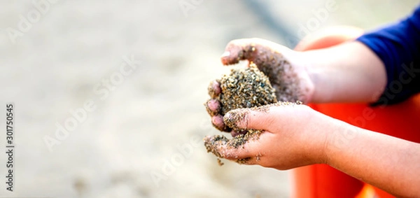 Fototapeta 子供が砂で団子を作っている手とコピースペース