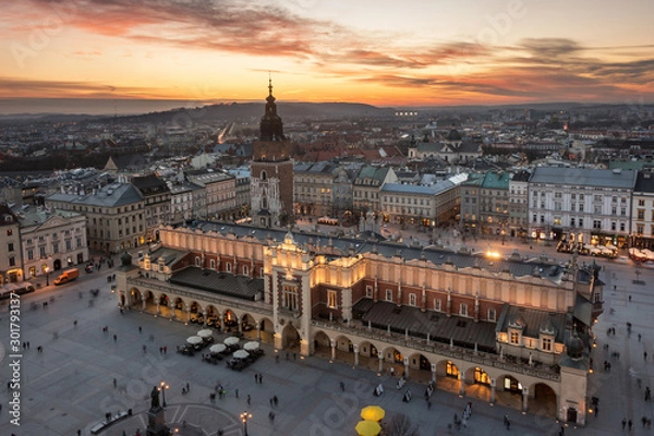 Fototapeta Rynek Główny w Krakowie podczas zachodu słońca, Sukiennice i Ratusz w tle, Polska