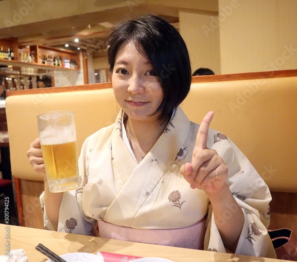 Obraz 美味しいビールを飲む着物の女性
