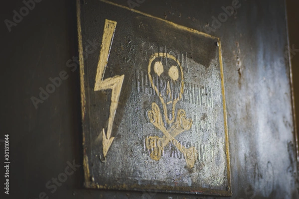 Obraz electricity warning sign on the wall