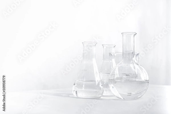 Fototapeta Zlewka chemiczna laboratorium naukowego, sprzęt laboratoryjny Erlenmeyera i kolba okrągła. Koncepcja badań i rozwoju.