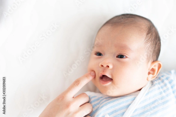 Fototapeta 赤ちゃんの顔に触れる女性