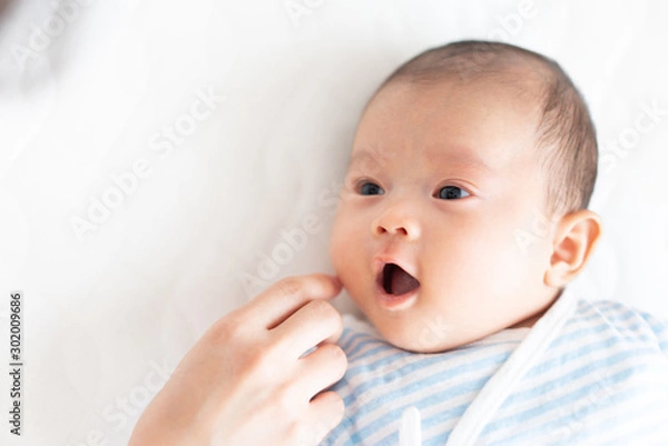 Fototapeta 赤ちゃんの顔に触れる女性