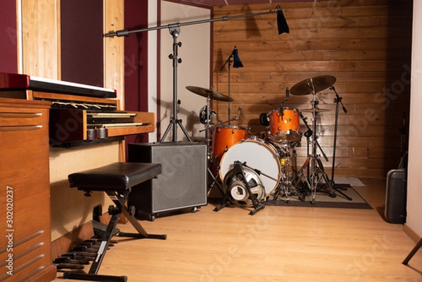 Obraz Perkusja, wzmacniacz i klawisze w studiu nagrań dźwiękowych