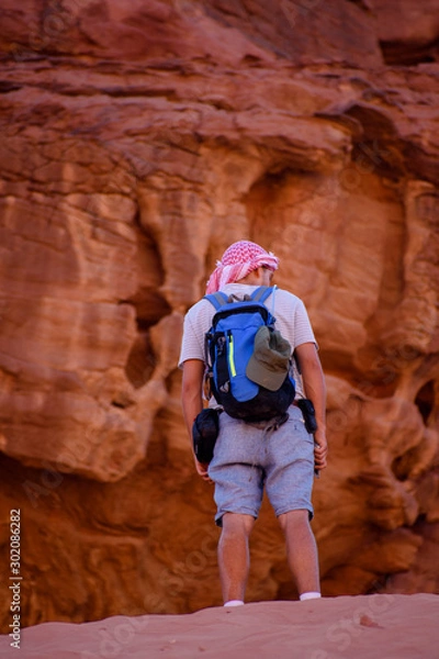 Obraz A man standing on a rock background.