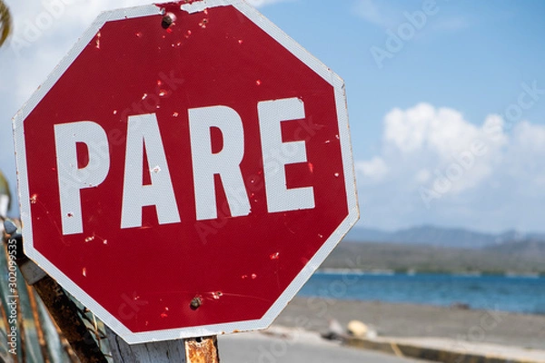 Fototapeta señal de transito pare rojo en la carretera playa cielo azul