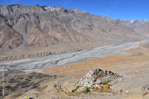 Obraz インドのヒマラヤ山岳地帯　スピティ谷のキーゴンパ　要塞のような寺院と僧院　美しい渓谷と青空