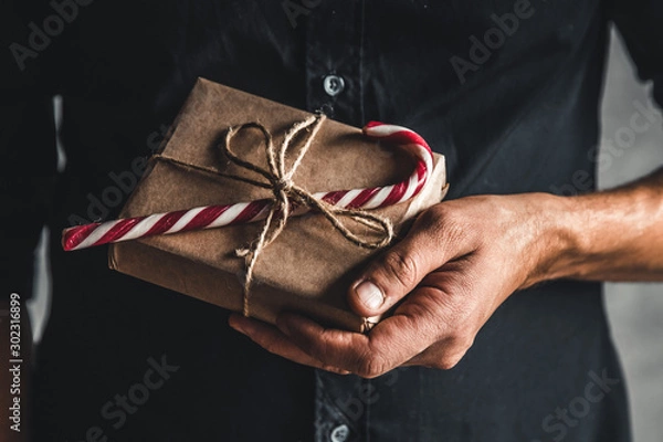Obraz Man holding a gift box