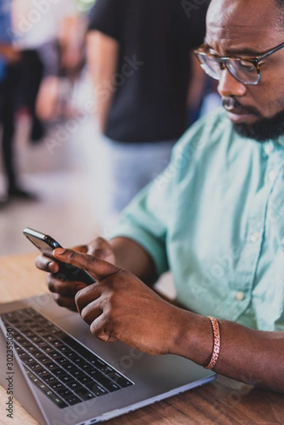 Fototapeta businessman using technology
