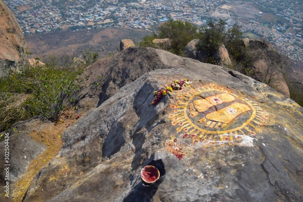 Fototapeta Feet symbol at the top view of Tiruvannamalai city and Arunacheshvara Temple from Arunachala hill with two travellers going down, Tamil Nadu India