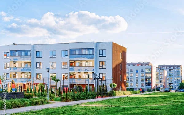 Obraz Nowoczesne apartamenty i mieszkania w budynkach mieszkalnych, obiekty zewnętrzne i zewnętrzne. Nowy luksusowy dom i kompleks mieszkaniowy oraz zielone podwórko. Miasto Nieruchomości i architektura mieszkaniowa. Puste tło