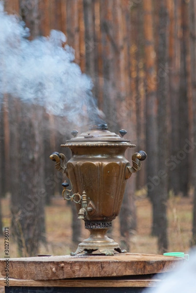 Obraz samovar smokes on a picnic