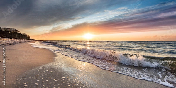 Obraz malowniczy zachód słońca nad morzem – spokój i naturalne piękno