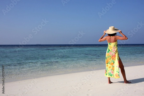 Obraz Donna in pareo che guarda all'orizzonte