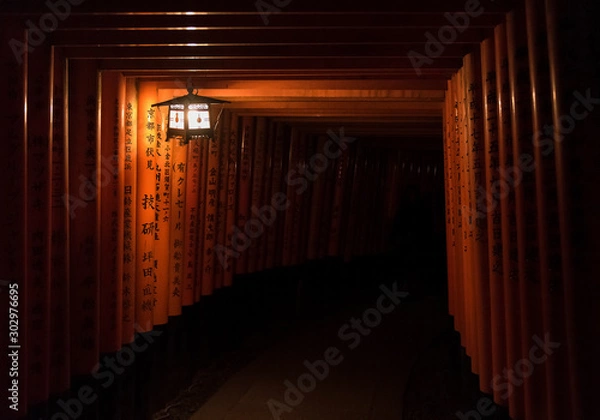 Obraz Tunnel of Tori Gates at night at Fushimi Inari Taisha in Kyoto, Japan.