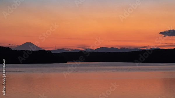 Fototapeta 静寂な狭山湖の夕焼けと富士山