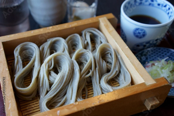 Obraz 新潟名物、手繰りされ小さなへぎに入ったへぎそば一人前