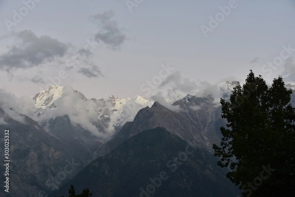 Obraz インドのヒマラヤ山岳地帯　キナウル谷のレコンピオのカルパ村　美しい山と渓谷
