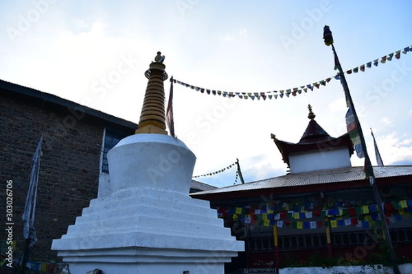 Obraz インドのヒマラヤ山岳地帯　キナウル谷のレコンピオのカルパ村　美しい朝日と山とチベット仏教寺院