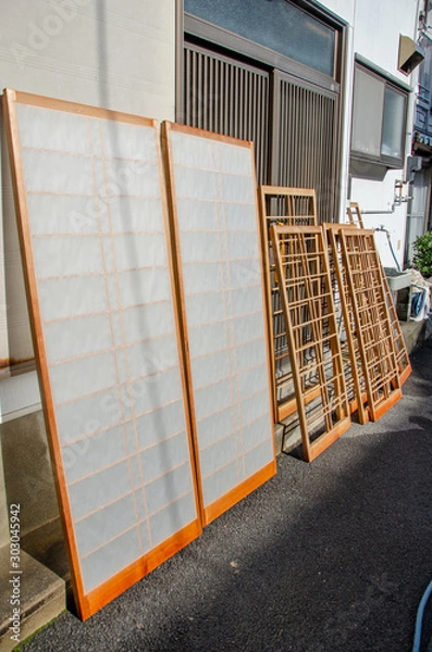 Obraz 日本の年末に行われる大掃除の様子です。障子の張り替え作業です。