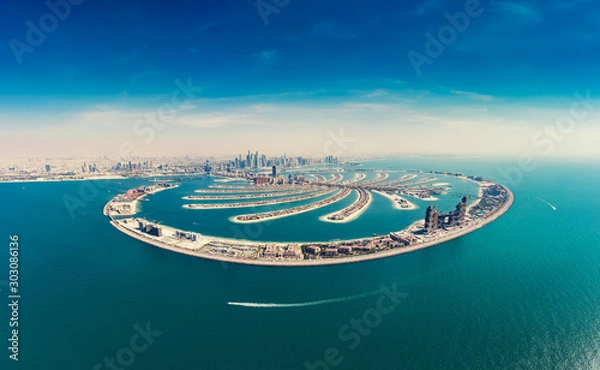 Fototapeta Widok z lotu ptaka na wyspę Palm Jumeirah w Dubaju, Zjednoczone Emiraty Arabskie, w letni dzień.