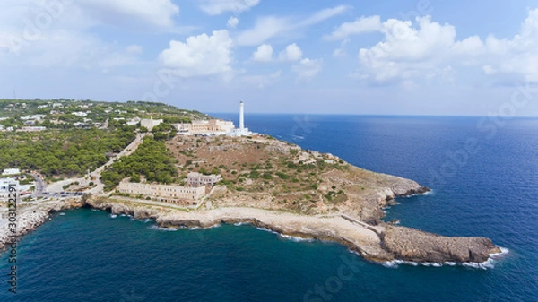 Obraz Zdjęcie lotnicze białej latarni morskiej Santa Maria di Leuca na szczycie wzgórza, najbardziej wysuniętego na południe punktu Salento, z widokiem na dwa morza - Jońskie i Adriatyckie.