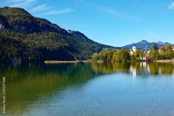 Fototapeta Weißensee Allgäu mit Pfarrkirche St. Walburga