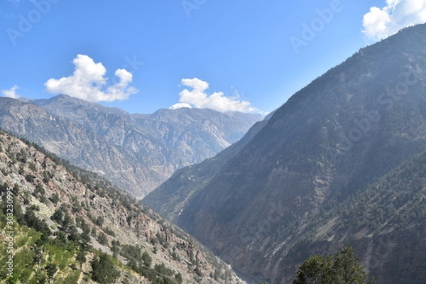 Obraz インドのヒマラヤ山岳地帯　キナウル谷のレコンピオ　美しい山と渓谷と青空