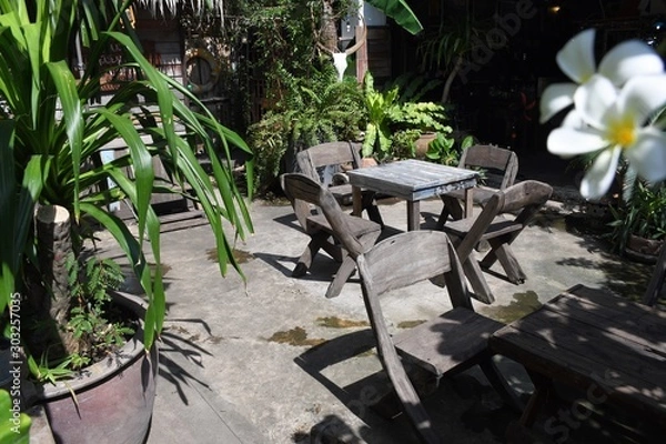 Obraz krzesło w ogrodzie