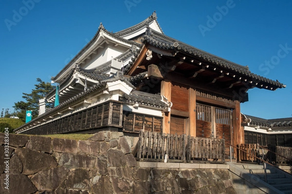 Fototapeta 京都府長岡京市の勝龍寺城の高麗門と模擬櫓