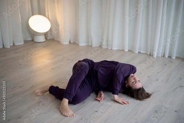 Fototapeta Woman practices bodily practice in the gym.
