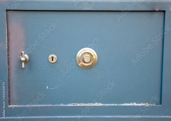 Fototapeta Caja fuerte deteriorada por su antigüedad usada popularmente en domicilios y comercios.