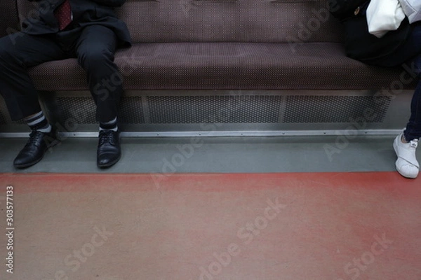 Fototapeta 電車に乗る人と空席
