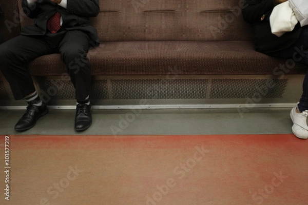 Fototapeta 電車に乗る人と空席