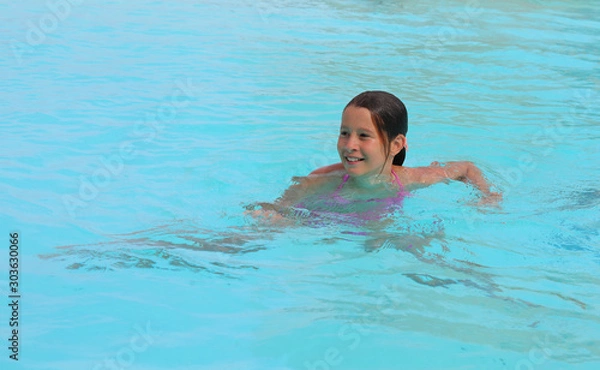 Obraz little girl during swimming lesson