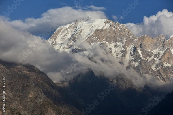 Obraz インドのヒマラヤ山岳地帯　キナウル谷のレコンピオのカルパ村　美しい山と空