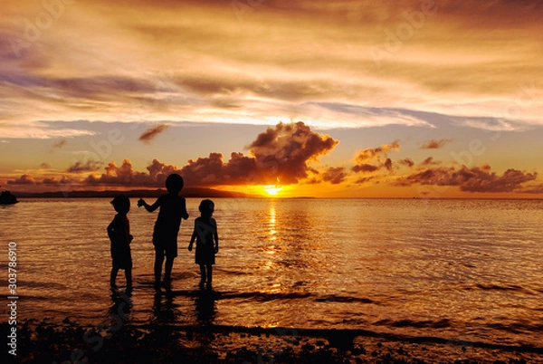 Obraz 夕日を見る子供達　沖縄　竹富島