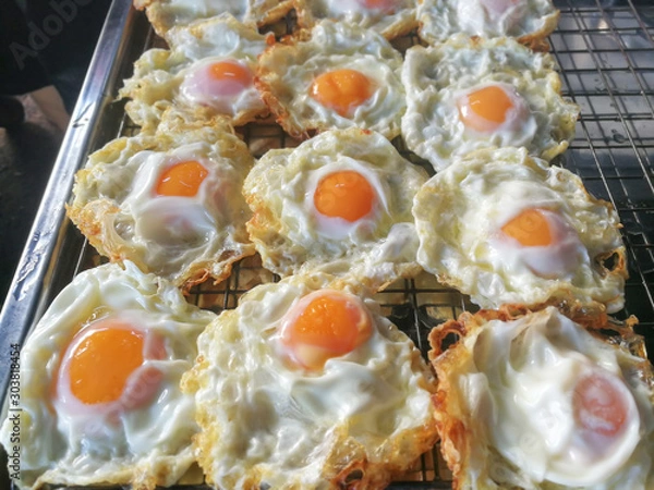 Fototapeta Many fried eggs that are finished frying