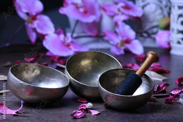 Obraz Klangschalen im Wellnessbereich