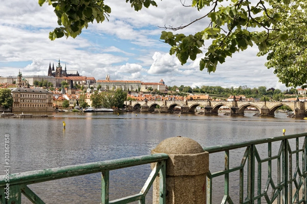Fototapeta プラハ城　ヴィート大聖堂とカレル橋