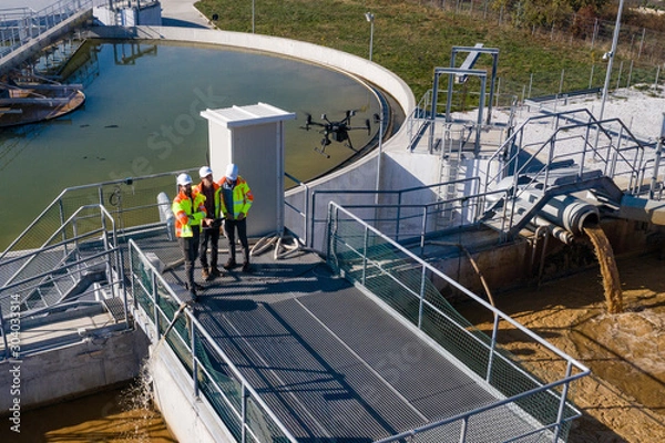 Obraz Inżynierowie oceniający oczyszczalnię ścieków dronem