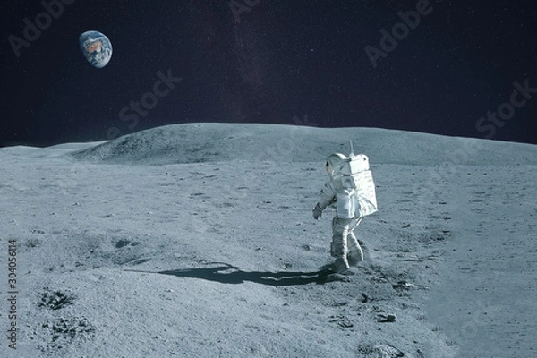 Fototapeta Astronauta chodzi po Księżycu. Z ziemią na horyzoncie. Elementy tego obrazu zostały dostarczone przez NASA.