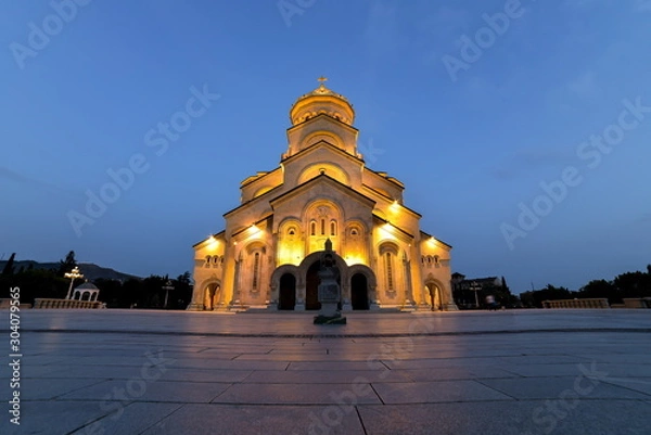 Fototapeta Around view of The Holy Trinity Cathedral of Tbilisi (Sameba) and buildings in old Tbilisi at night